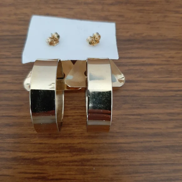 Elegant Gold Triangle Hoop Earrings - Picture 4 of 4